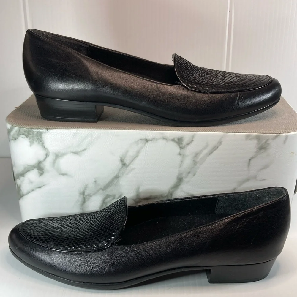 Munro American size 8 Ss . M206288 soft black supple leather. Box‎ 7